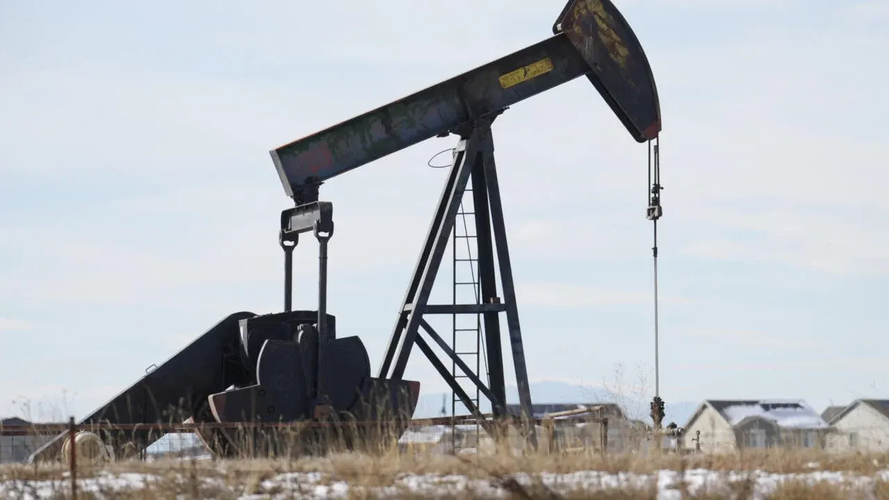El petróleo de Texas baja de los 100 dólares por barril