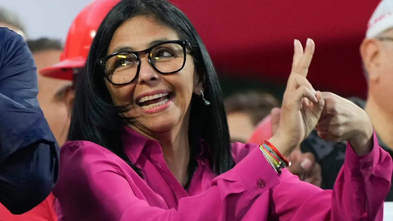 Delcy Rodríguez se une al baile viral 'Dame hombro' en Venezuela