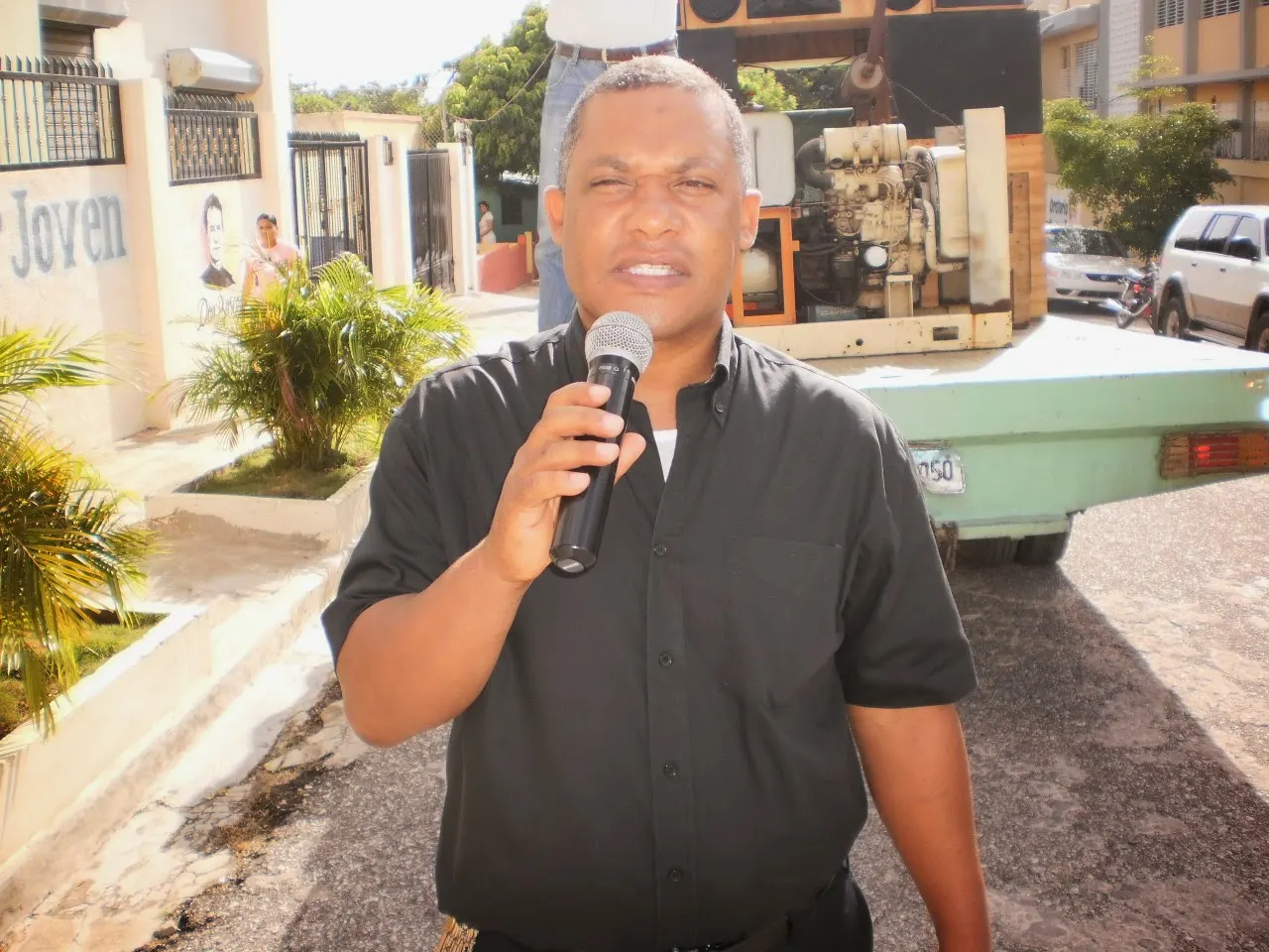 Padre Ronny Estefan denuncia crisis en barrios de Santo Domingo
