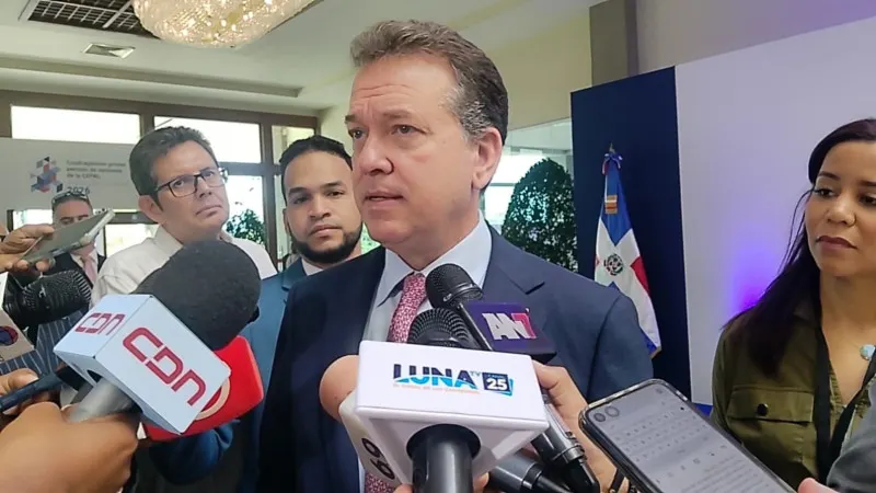 Familias de dominicanos en Rusia acusan al canciller de abandonarlas