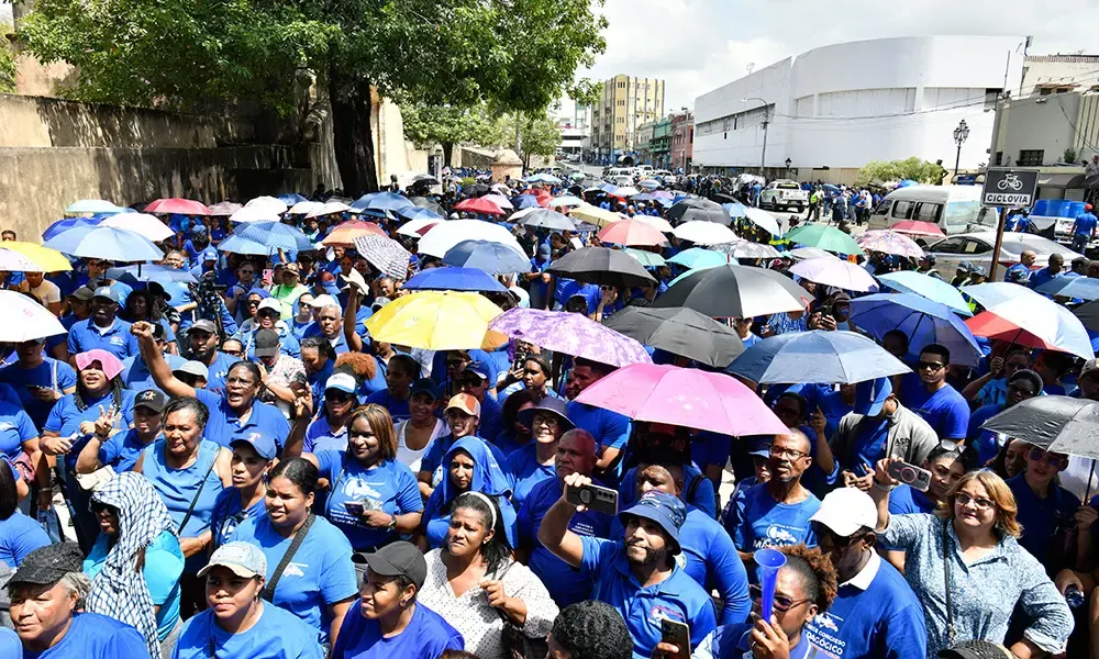 Docentes marchan al Palacio Nacional por cumplimiento de compromisos