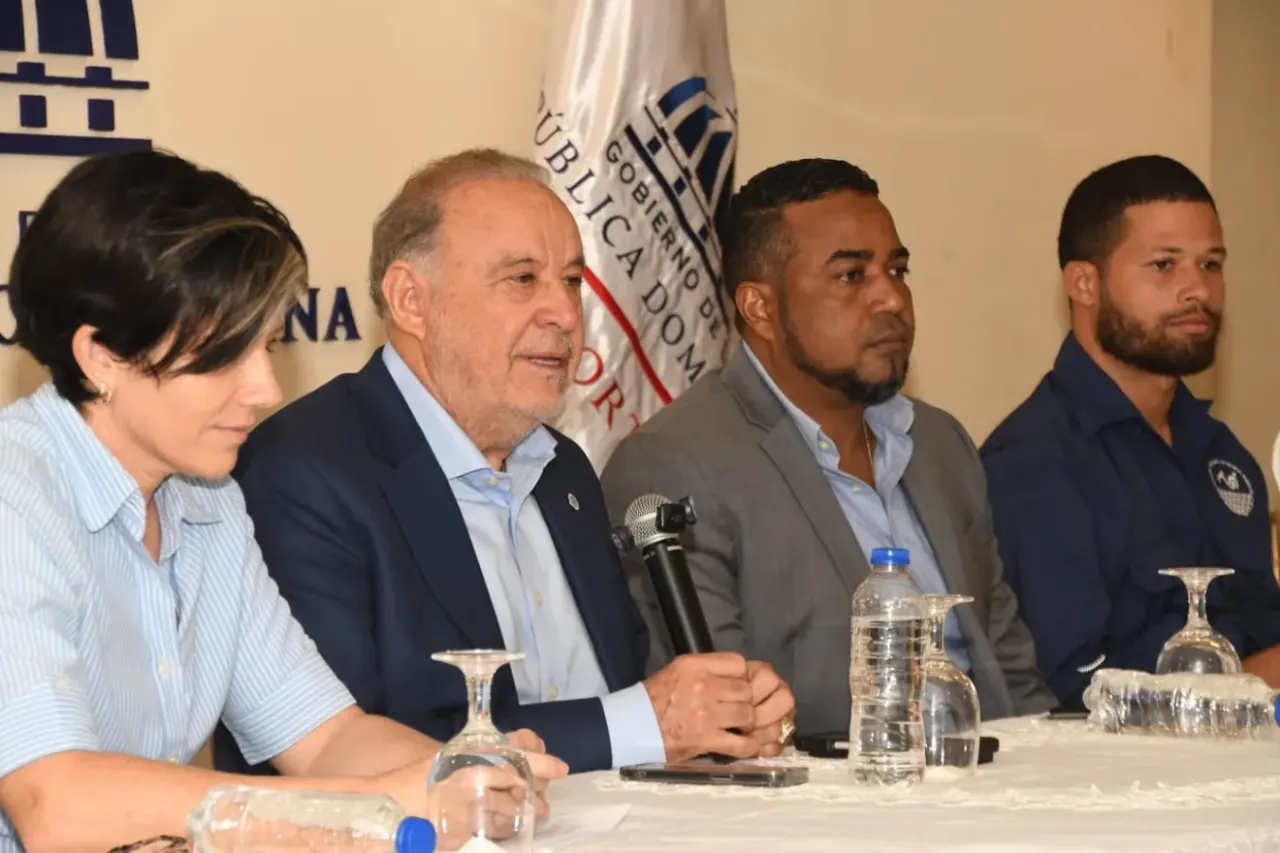 Primer evento internacional de natación se dedicará al presidente Luis Abinader