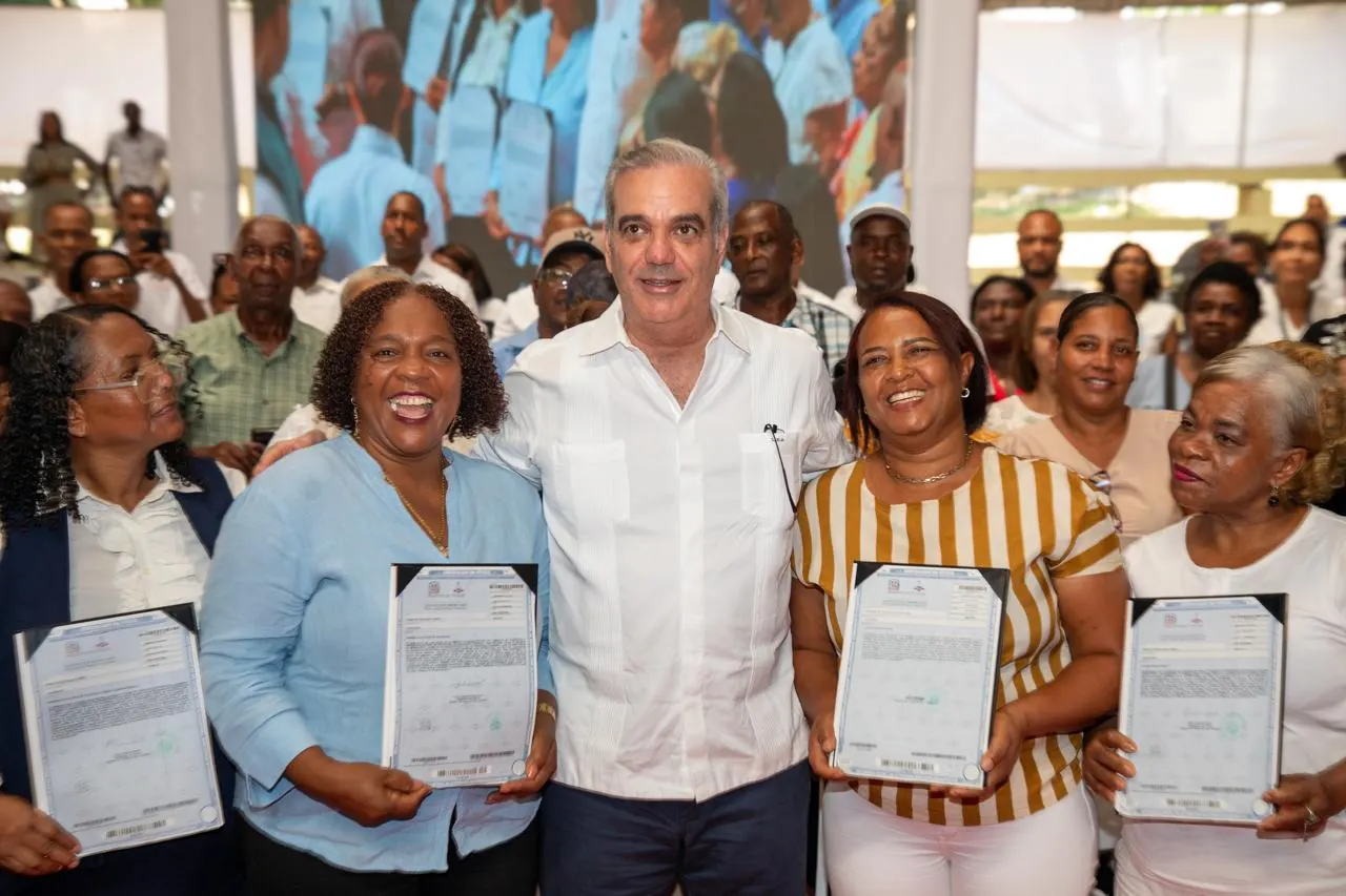 Abinader entrega títulos de propiedad en Villa Altagracia