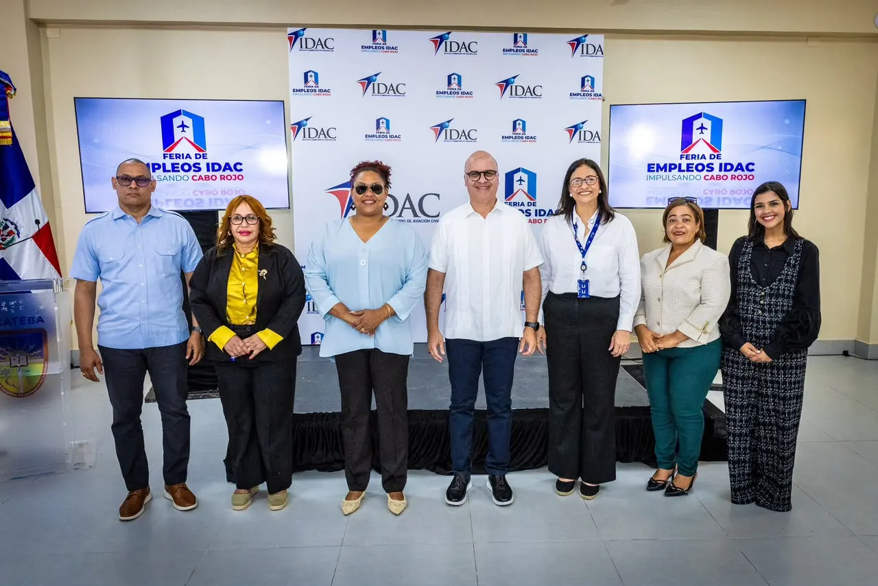 Jóvenes de Pedernales buscan empleo en feria del IDAC para el Aeropuerto de Cabo Rojo