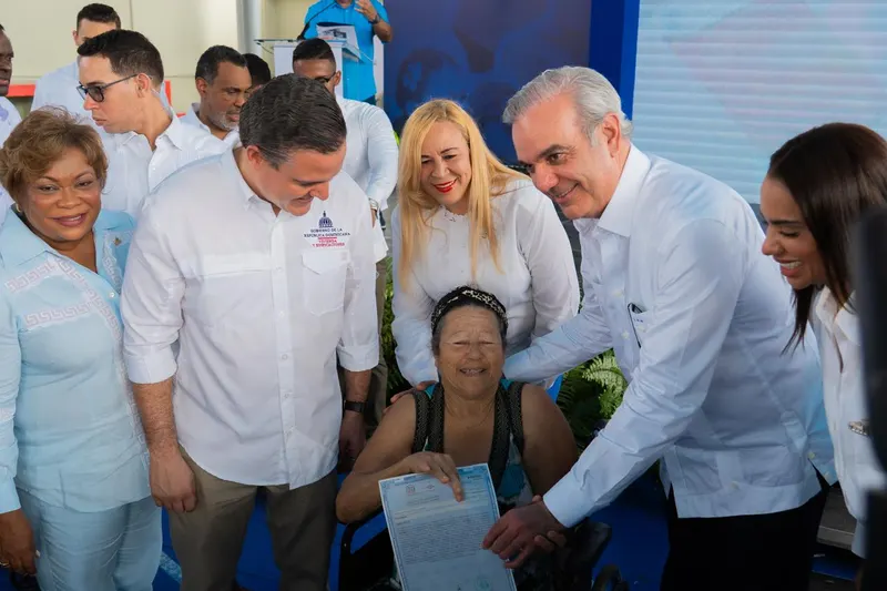 Presidente Abinader entrega 422 títulos de propiedad en Santo Domingo Este