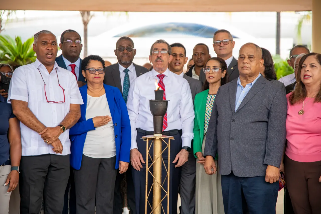 Rector de la UASD recibe antorcha de los Juegos Tony Barreiro