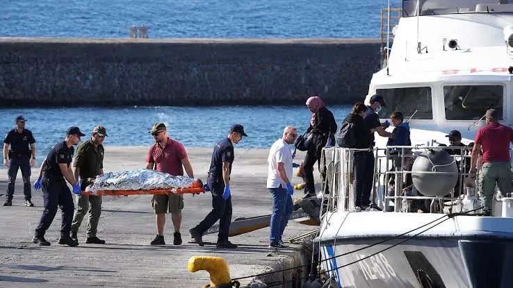 Naufragio en el Mar Egeo deja 12 muertos, entre ellos un bebé