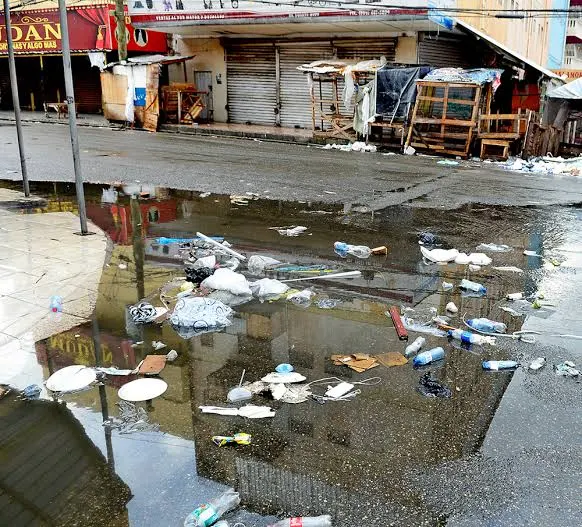 Basura y aguas negras afectan zona de Duarte y 27 de Febrero