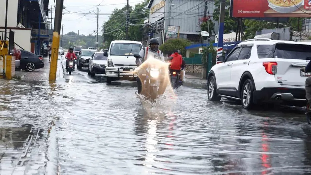 Lluvias e inundaciones dificultan el desplazamiento en varias provincias