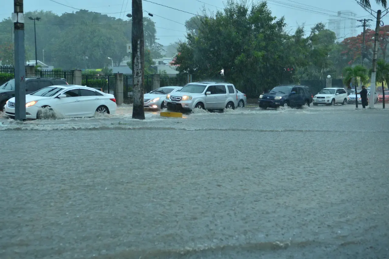 Lluvias dejan más de 150 viviendas inundadas en Santiago
