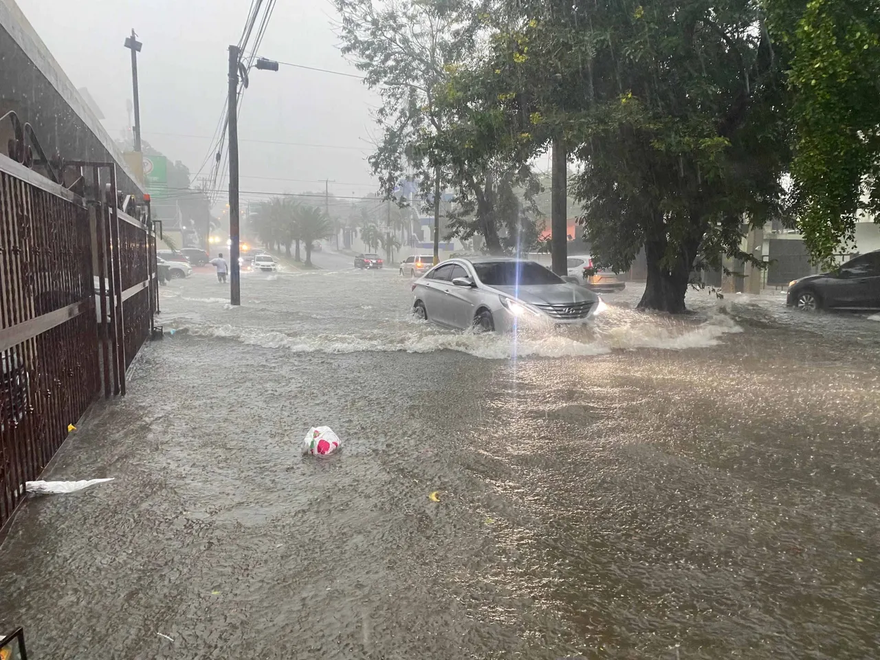 Inundaciones en Santo Domingo Este impiden el paso en calles de Los Mina Sur