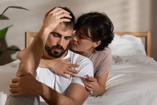 El deseo sexual masculino disminuye con la edad, pero no hay certeza sobre cuándo empieza