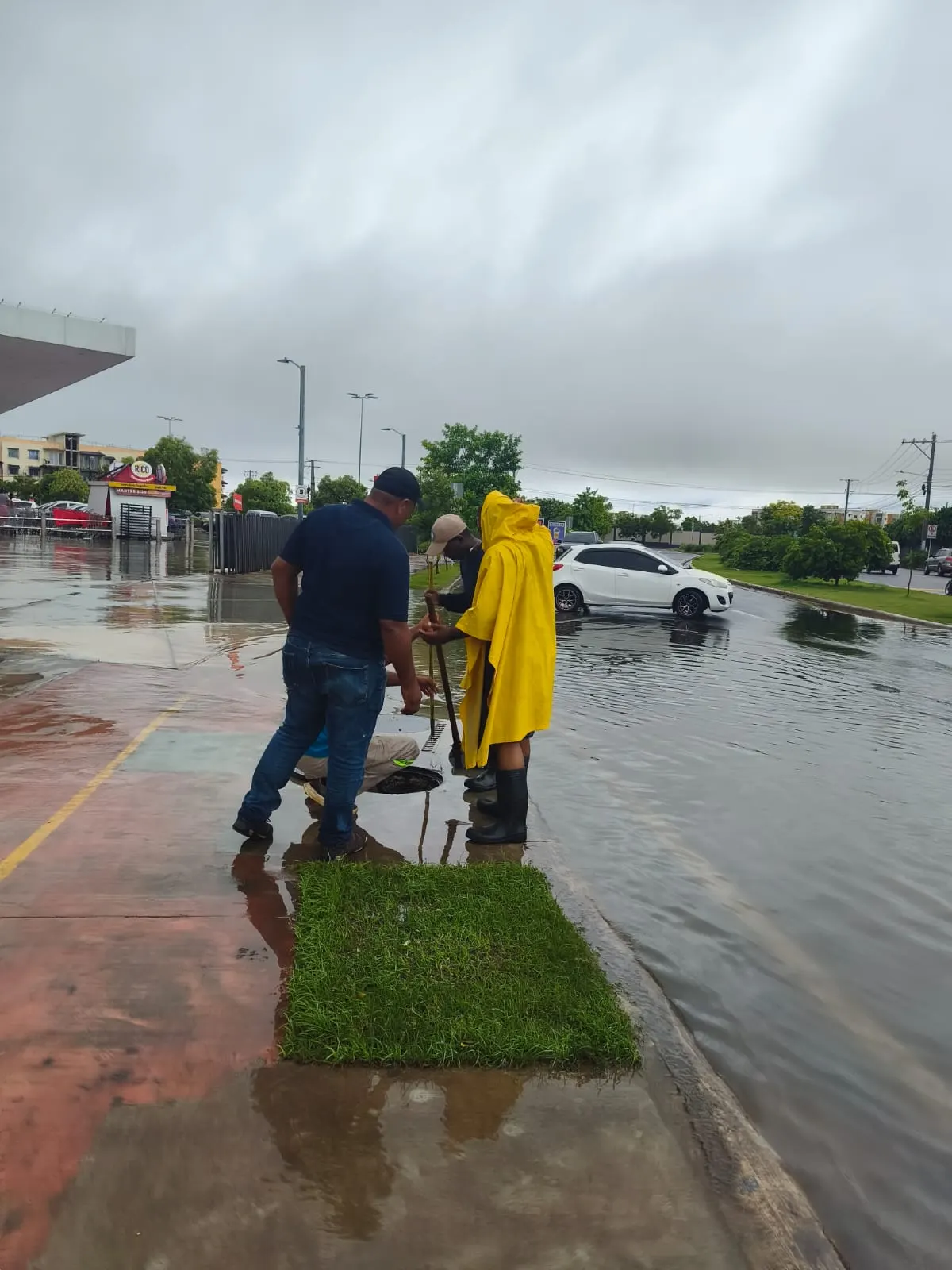 Limpian imbornales en Ciudad Juan Bosch para combatir inundaciones