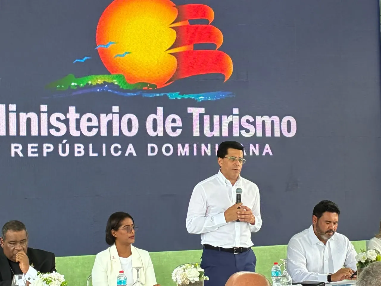 Ministro exige terminar parque de la Mujer en Higüey en tres días