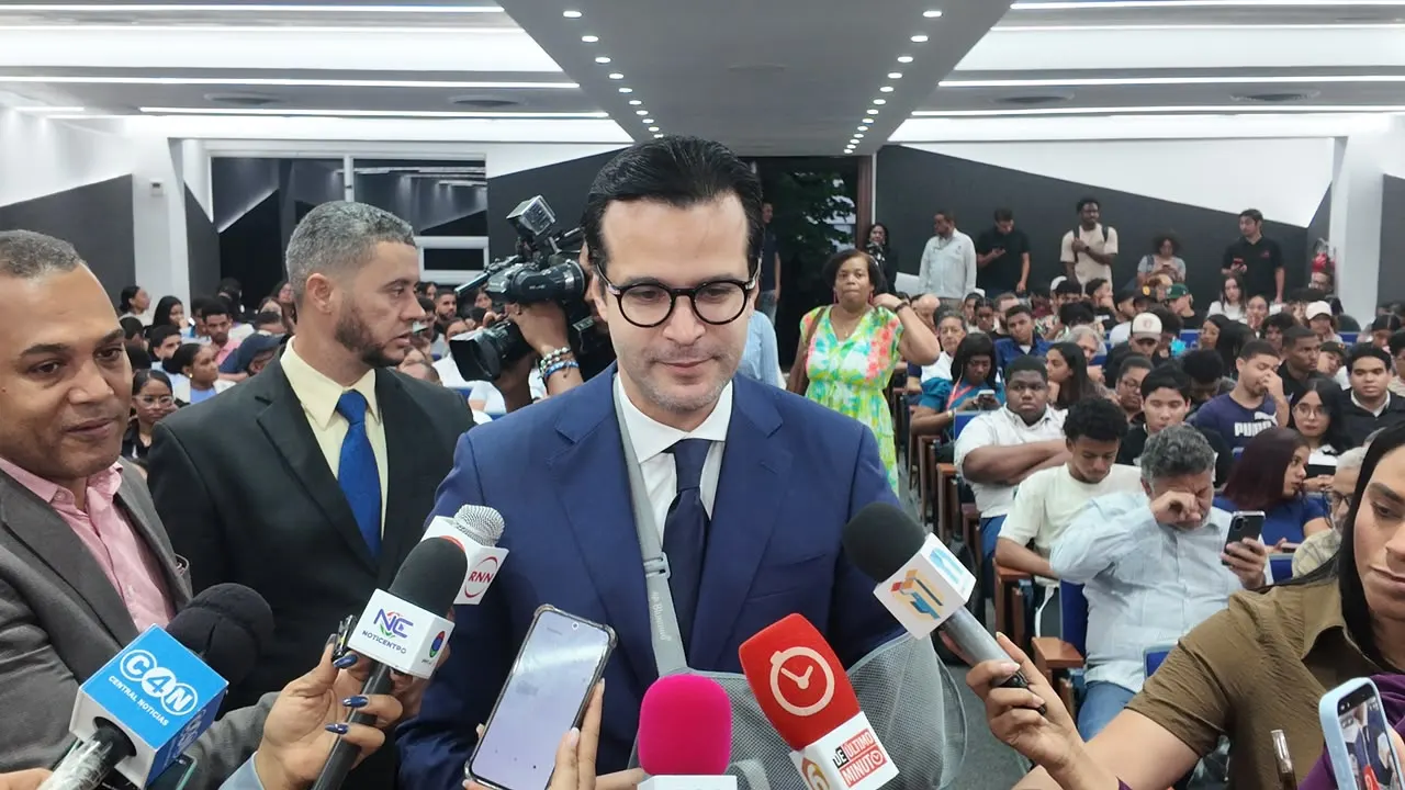 Rafael Paz Familia critica gestión educativa y advierte sobre empleos amenazados por la inteligencia artificial
