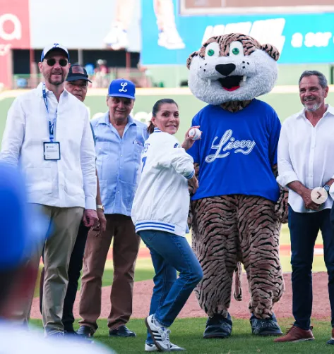 Embajadora de EE.UU. lanza bola en partido de los Tigres del Licey