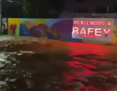 Lluvias intensas inundan avenidas de Santiago y ponen en riesgo a peatones
