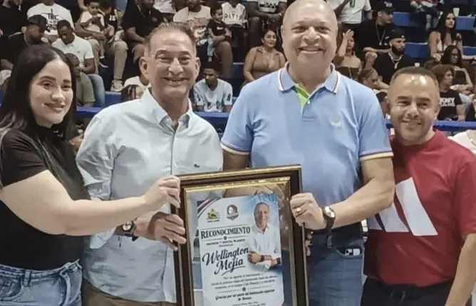 Wellington Mejía reconocido por aportes al deporte en Bonao