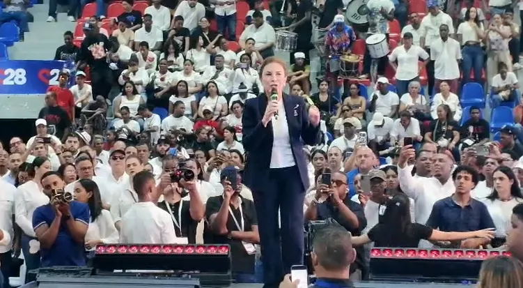 Carolina Mejía juramenta a jóvenes del C28 y los motiva a ganar el voto barrio por barrio
