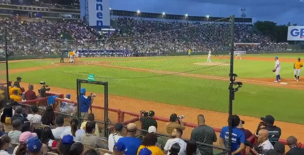 Águilas y Licey llenan el estadio Quisqueya en un partido vibrante