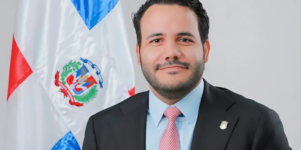 Diputado del PRSC anuncia renuncia tras críticas al partido