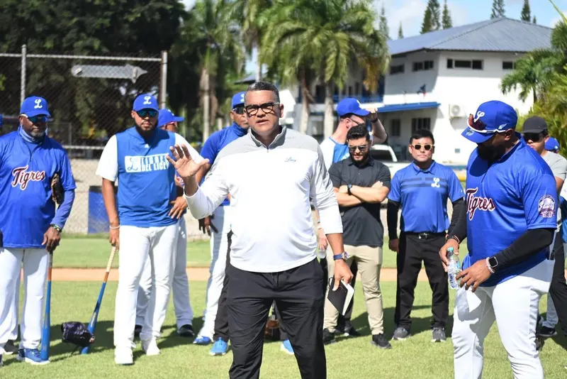 Licey anuncia contrataciones para noviembre y apoya a jóvenes talentos