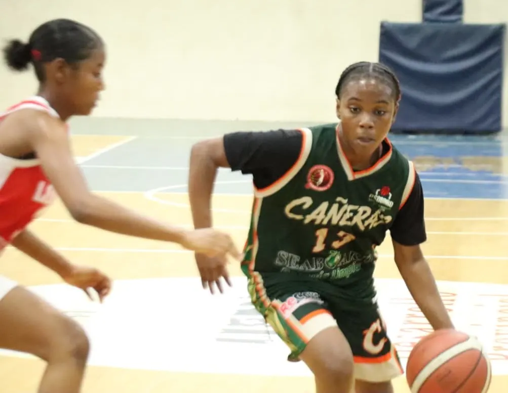 Cañeras de La Romana vencen a Leñeras de Los Mina en partido de baloncesto femenino