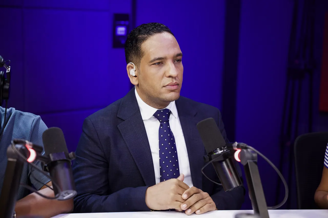 Periodista denuncia irregularidades en Parquéate RD por retención de vehículos