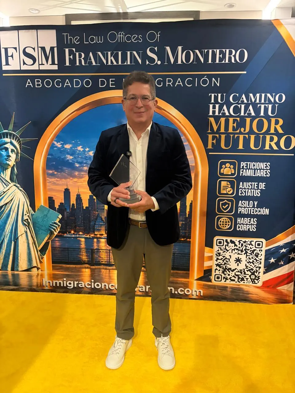 Iván Ruiz recibe premio internacional por su trayectoria en la TV y «La Familia Espejo»