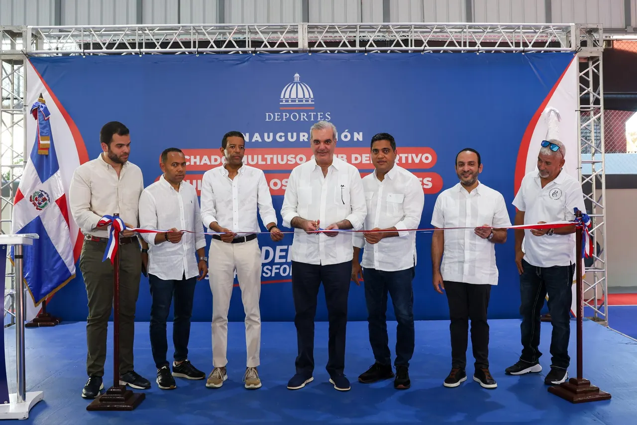 Abinader inaugura dos polideportivos en Santo Domingo