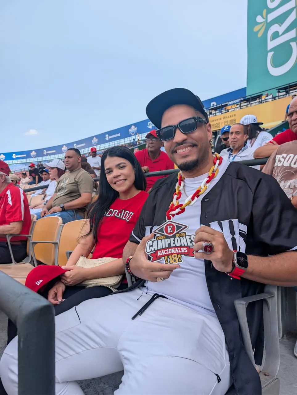 Fanáticos del Licey y el Escogido disfrutan de un partido en el Quisqueya