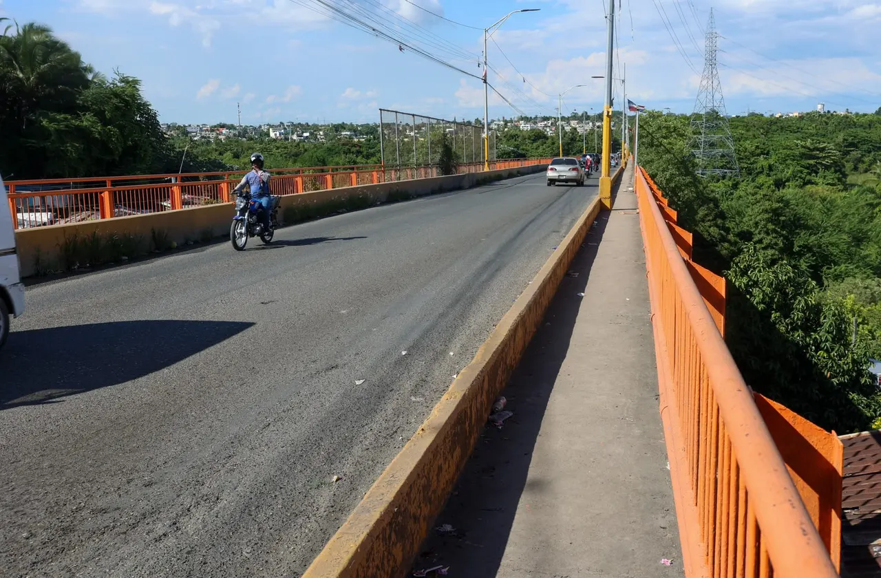 MOPC restringirá el paso de vehículos pesados en el puente de La Barquita