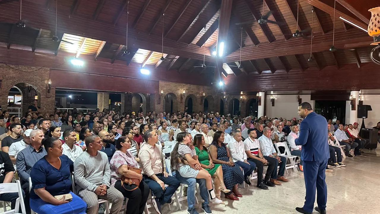 Héctor Acosta y Darián Vargas abordan temas de familia en Bonao