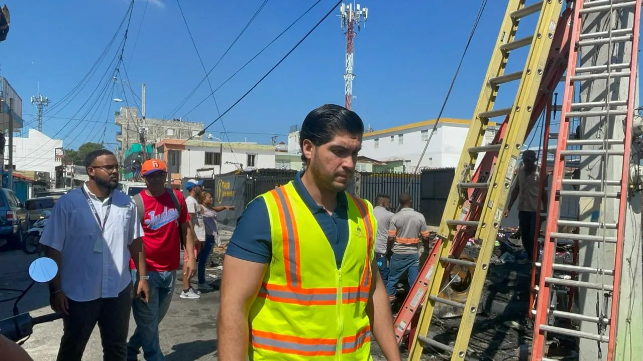 Incendio en Santiago: MIVED ayuda a cinco familias que perdieron todo