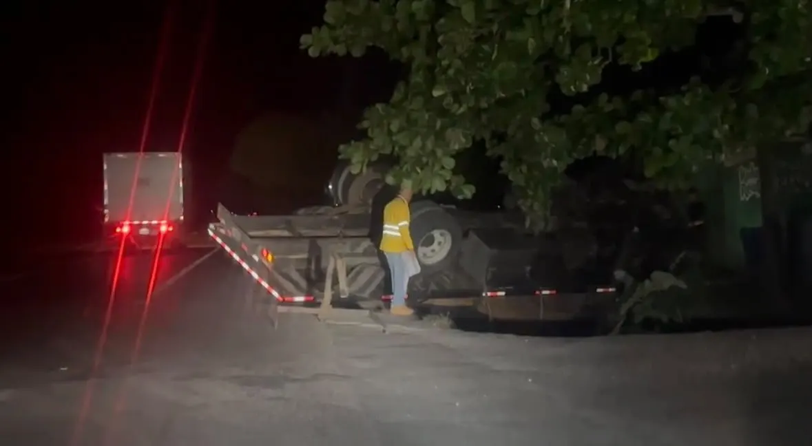 Camión se volcó en autopista Duarte; conductor y ayudante heridos