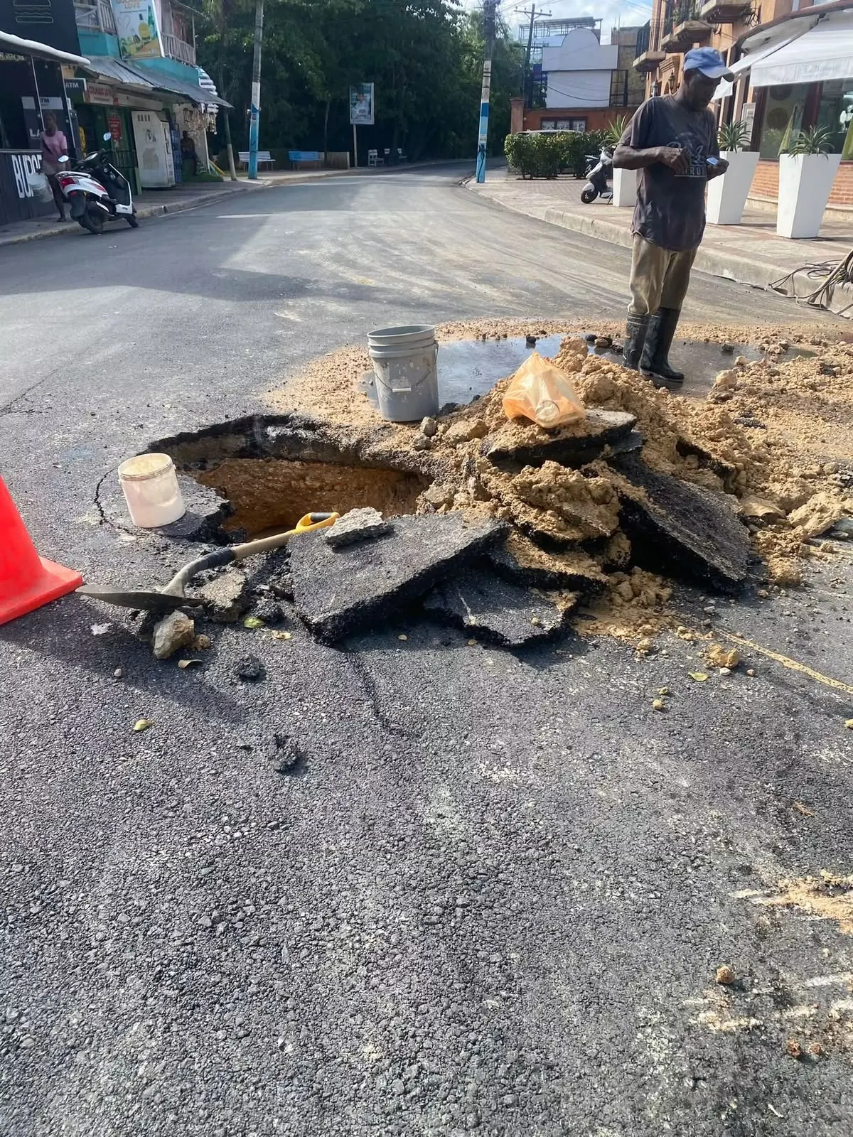 Rompen asfalto nuevo en Las Terrenas para arreglar tubería de agua