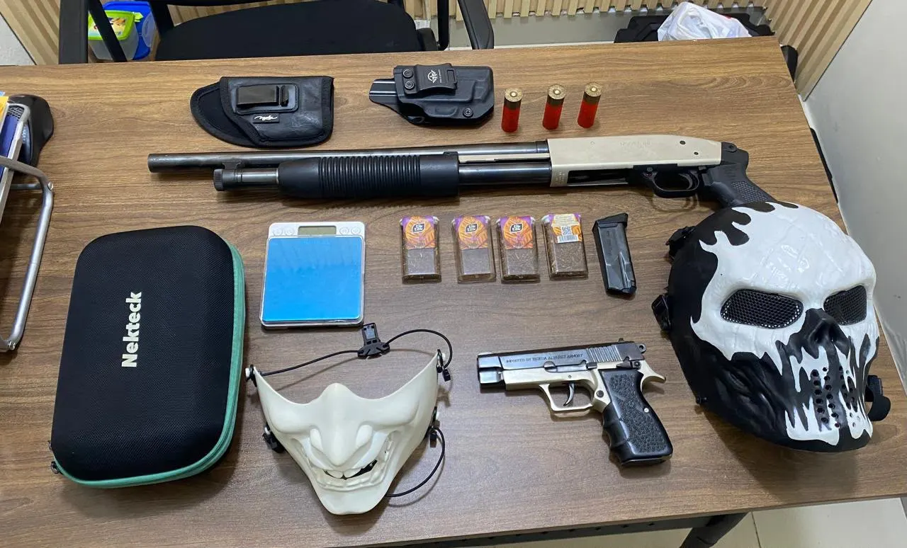 Policía y Ministerio Público incautan armas y electrónicos en ocho allanamientos en Baní