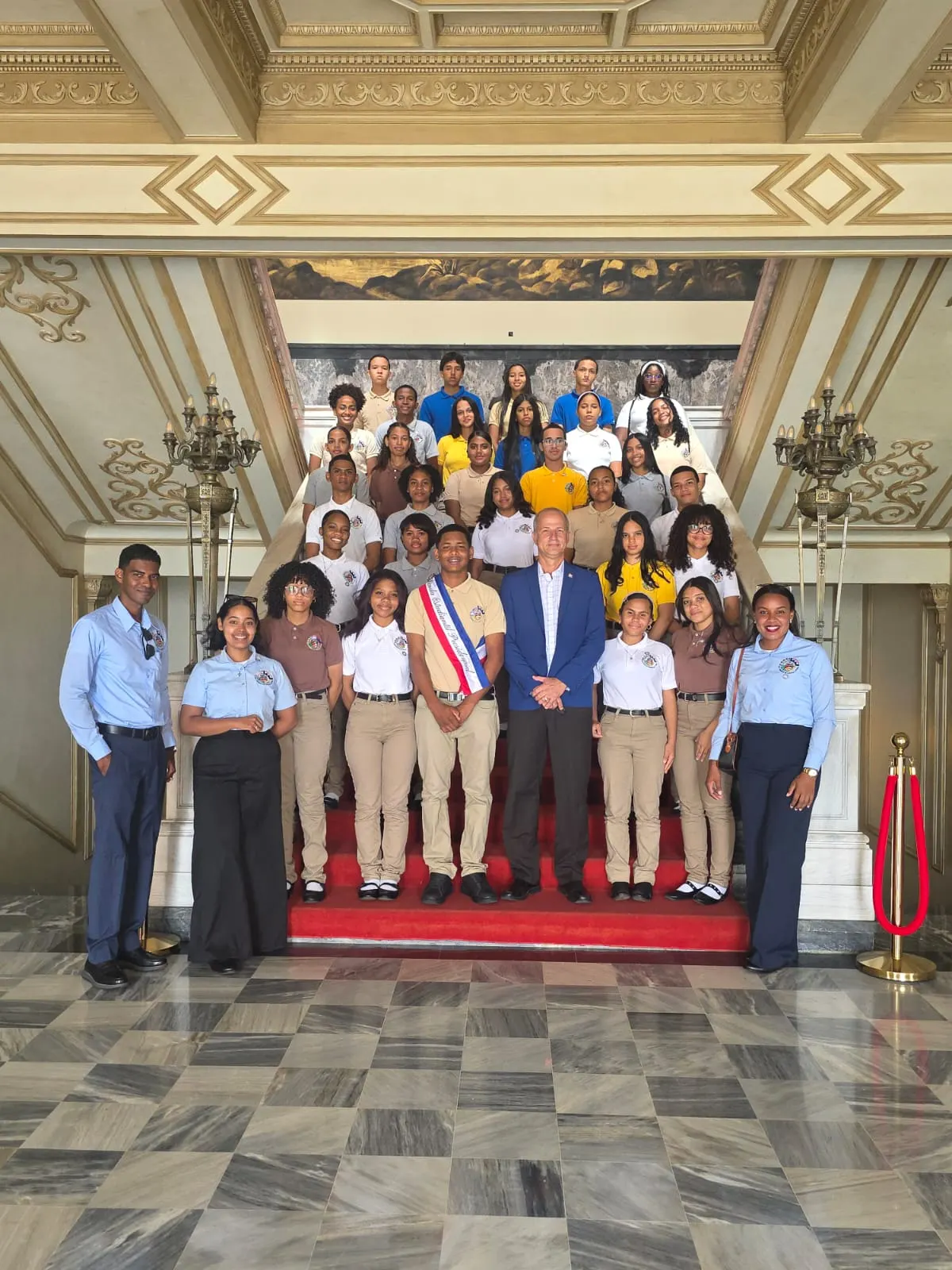 Estudiantes de Dajabón visitan el Palacio Nacional con viceministro