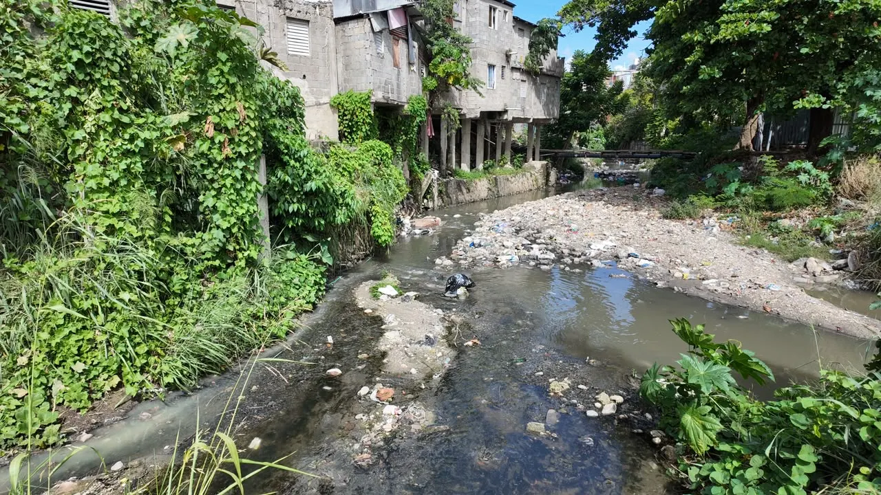 Residentes de Las 800 temen nuevas inundaciones por falta de limpieza