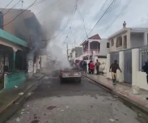 Incendio destruye camioneta y afecta vivienda en Santiago Oeste