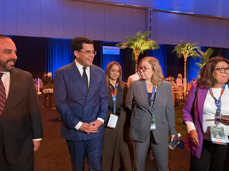 Ministro de Turismo recorre evento de Meet in Paradise Canadá 2026