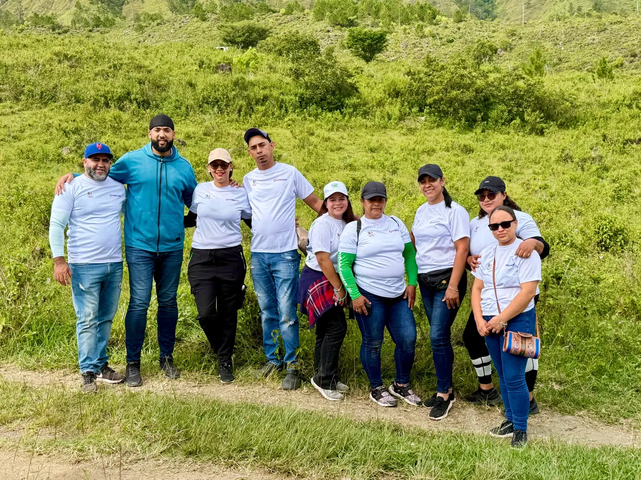 Alfridomsa planta árboles en Constanza con aliados