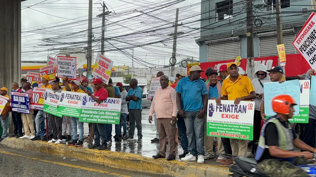 Comunitarios y choferes de Santo Domingo Norte exigen al gobierno cumplir promesas