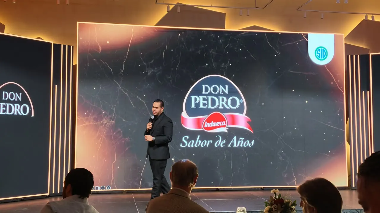 Juan Carlos Pichardo elogia nuevos chicharrones horneados de Don Pedro