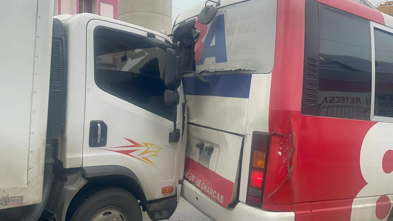 Camión sin frenos choca con cuatro autos en Santiago