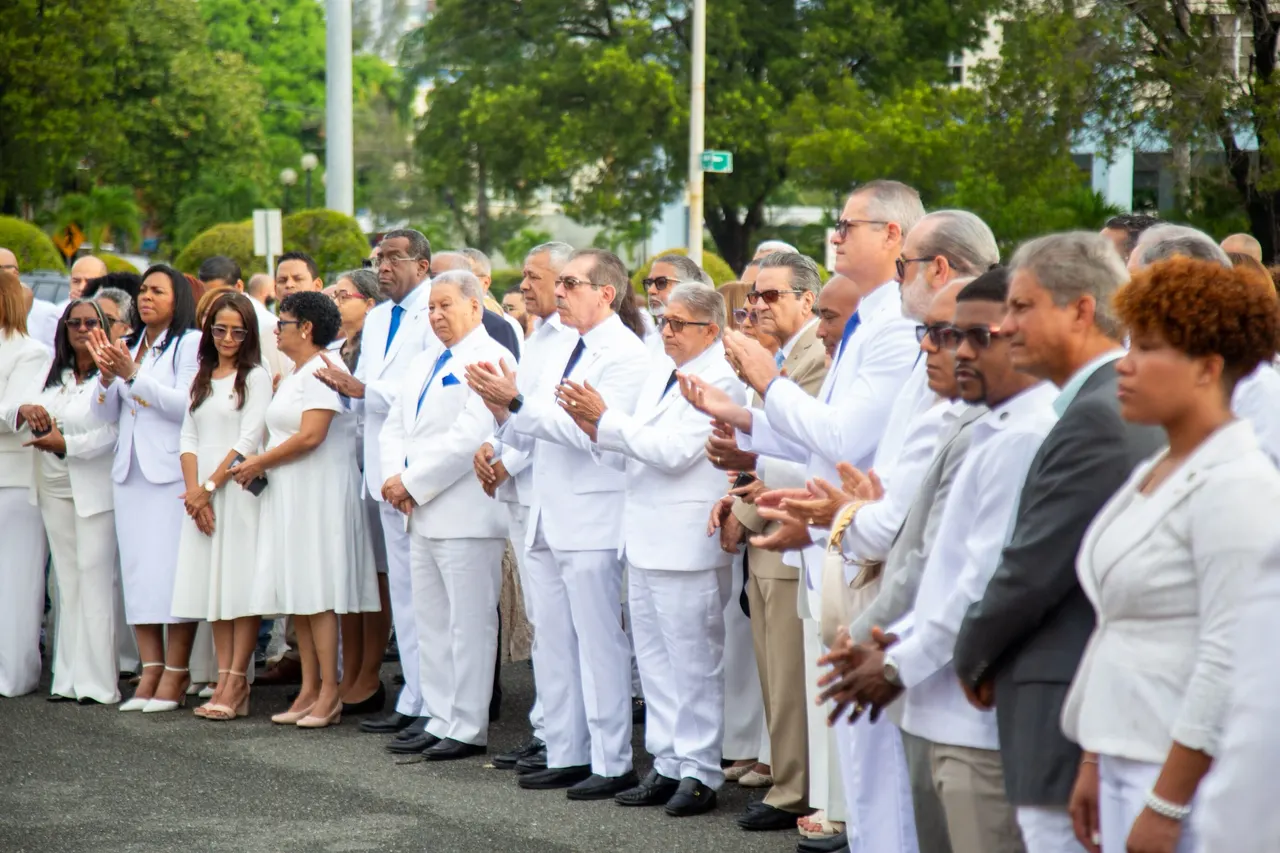 UASD inicia celebración de sus 488 años con izamiento de banderas y ofrenda floral