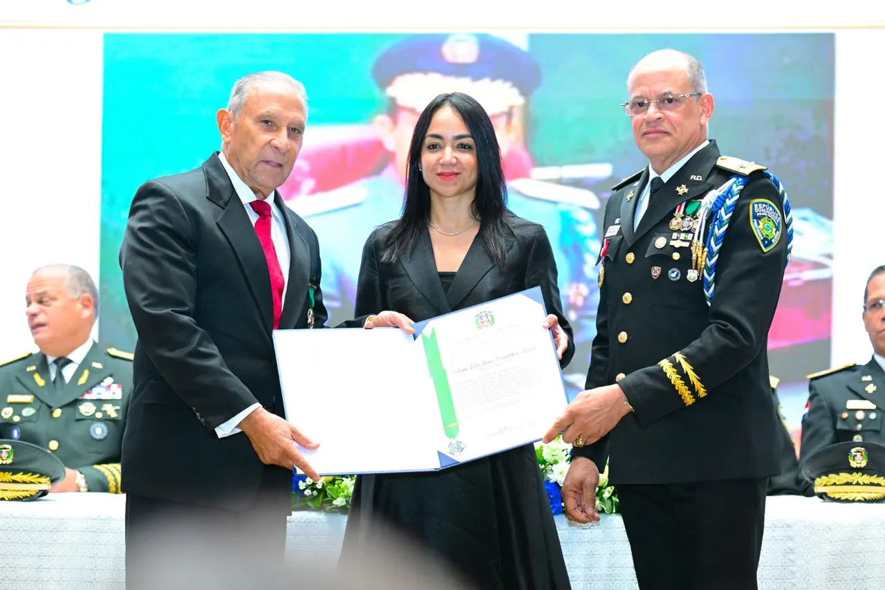 Director de la Policía Nacional reconoce a Pedro de Jesús Candelier en el Día de San Judas Tadeo