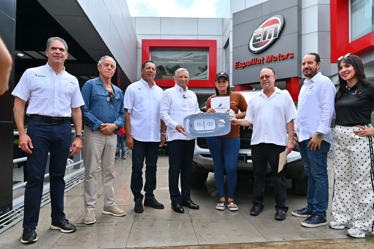 Leonardo Aguilera entrega vehículos en el Cibao durante Expomóvil Banreservas 2026