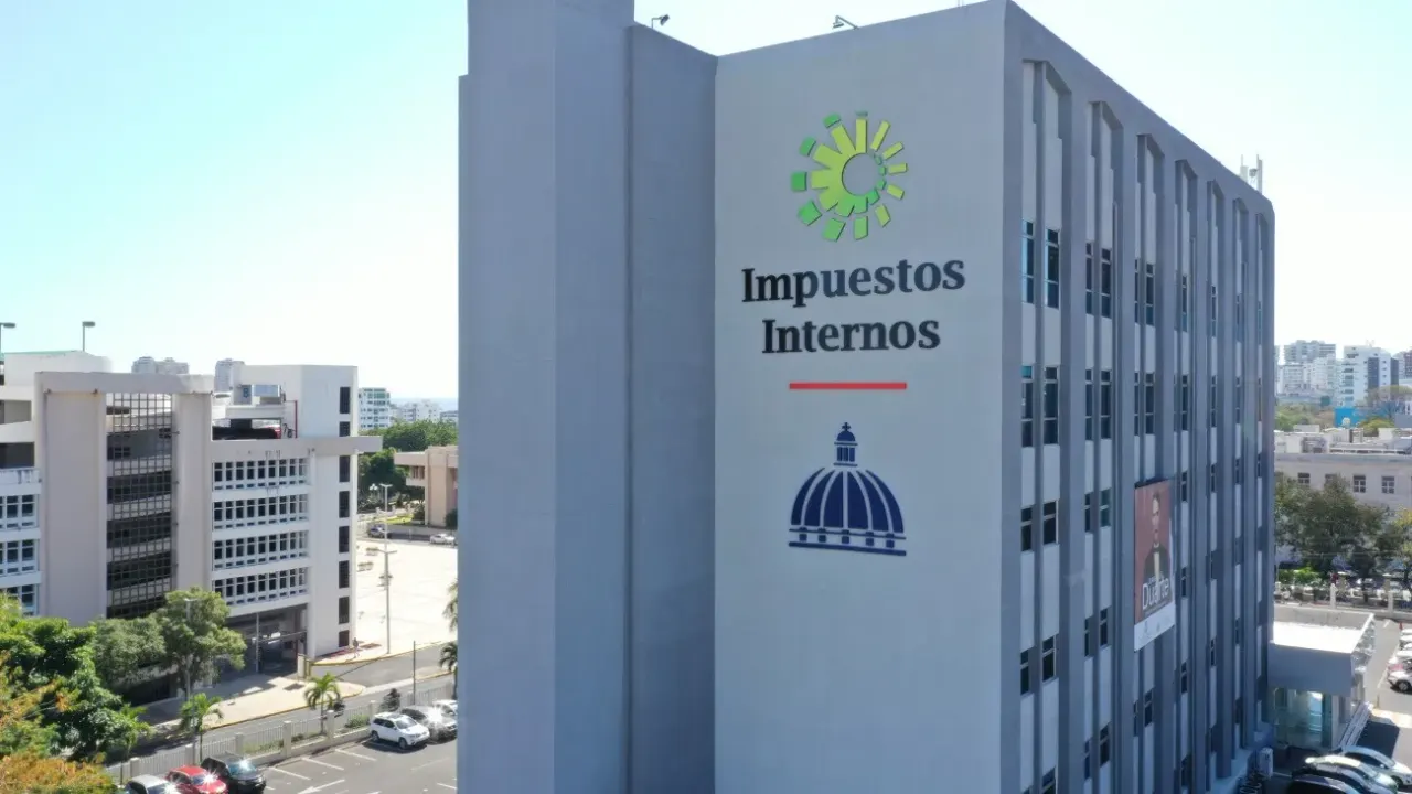 DGII fija tarifas del marbete para 2026-2027: vehículos pagarán entre RD$2,000 y RD$4,000