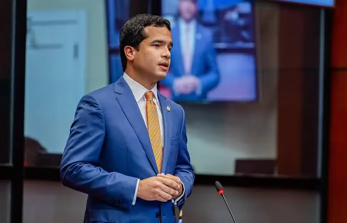 Omar Fernández acusa al Gobierno de reforma fiscal encubierta tras aumento del marbete